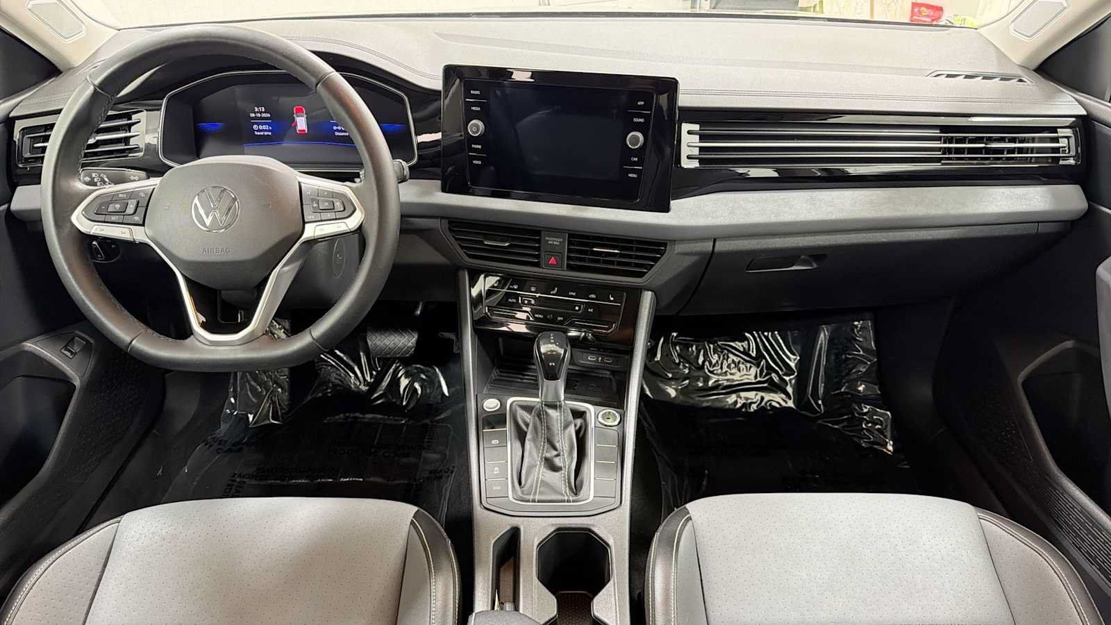 Used 2025 Volkswagen Jetta SE FWD image 25