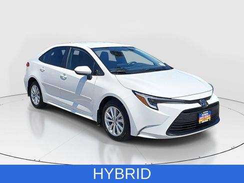 Used 2025 Toyota Corolla LE w/ LE Premium Package FWD image 3