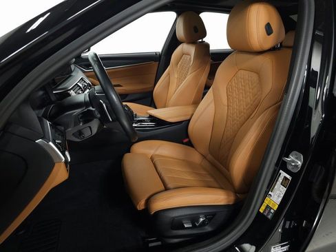 Used 2023 BMW 530e xDrive w/ Premium Package image 17