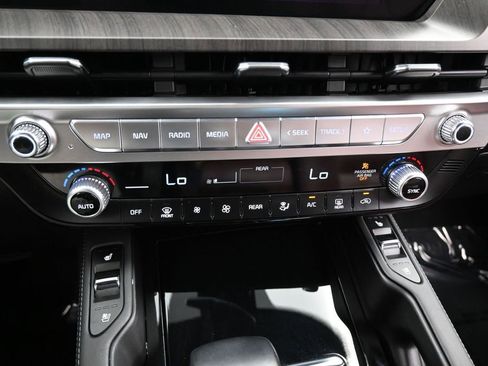 Used 2024 Kia Telluride EX w/ EX Captain's Chair Package FWD image 21