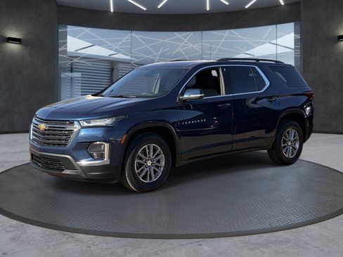 Used 2023 Chevrolet Traverse LT FWD image 2