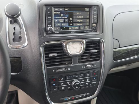 Used 2014 Chrysler Town & Country Touring-L w/ Trailer Tow Group FWD image 21