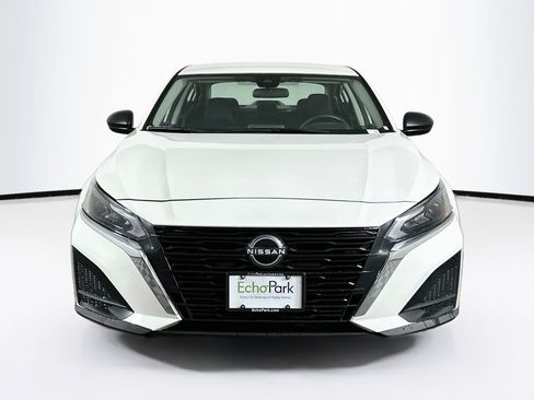 Used 2025 Nissan Altima 2.5 SV FWD image 2
