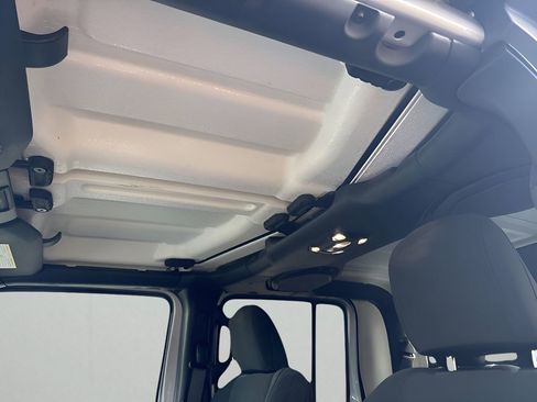 Used 2022 Jeep Gladiator Willys image 33