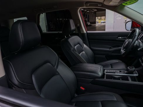 Used 2024 Nissan Pathfinder SL w/ Black Appearance Package image 21