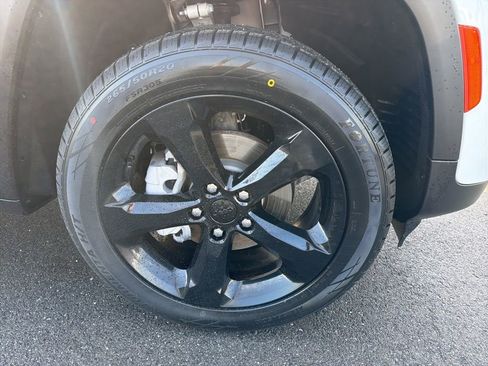 Used 2023 Jeep Grand Cherokee Limited w/ Black Appearance Package image 14