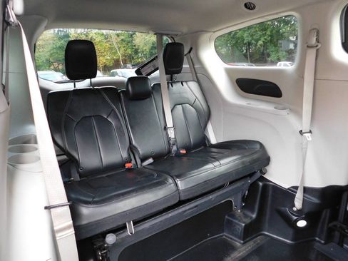 Used 2021 Chrysler Voyager Lxi w/ Cold Weather Group image 6