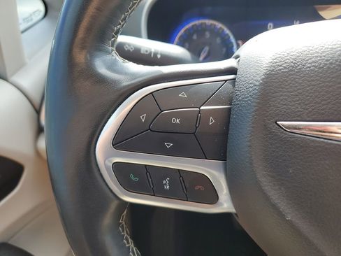 Used 2021 Chrysler Pacifica Touring-L FWD image 20