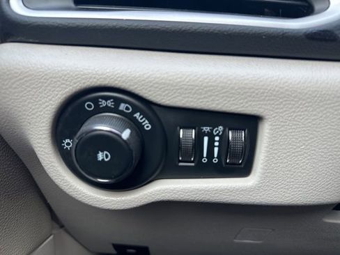 Used 2024 Chrysler Pacifica Touring-L FWD image 31
