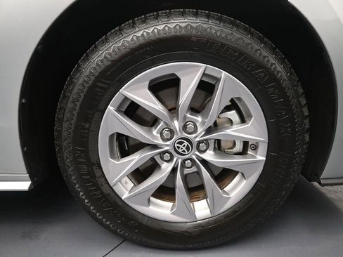 Used 2024 Toyota Sienna XLE image 5