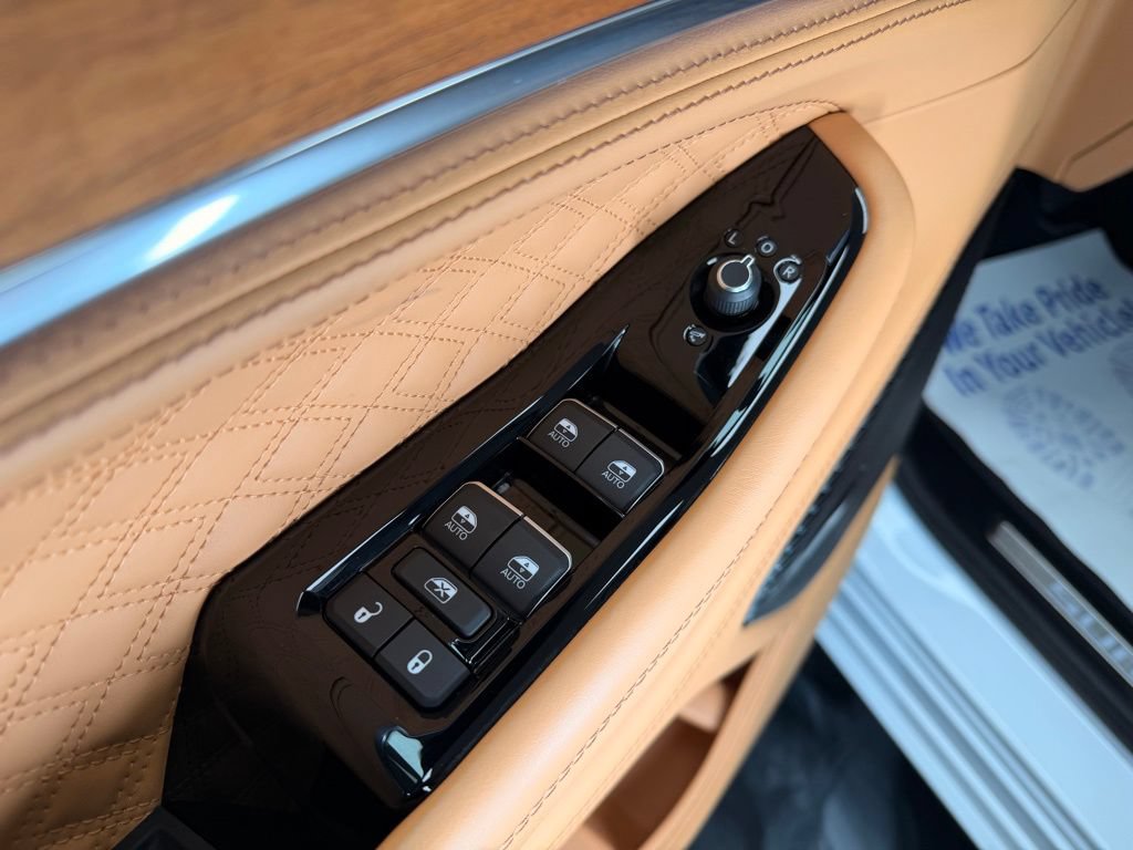 Used 2025 Jeep Grand Cherokee Summit AWD/4WD image 18