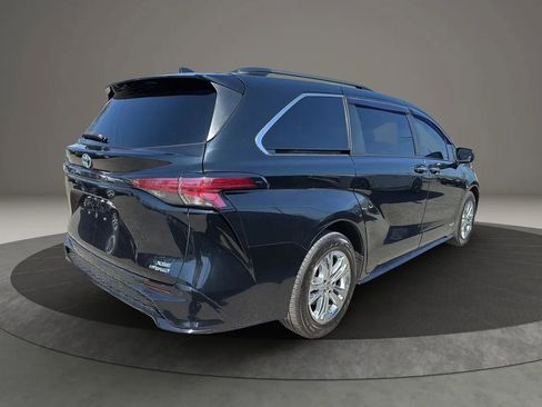 Used 2021 Toyota Sienna XSE w/ XSE Plus Package image 5