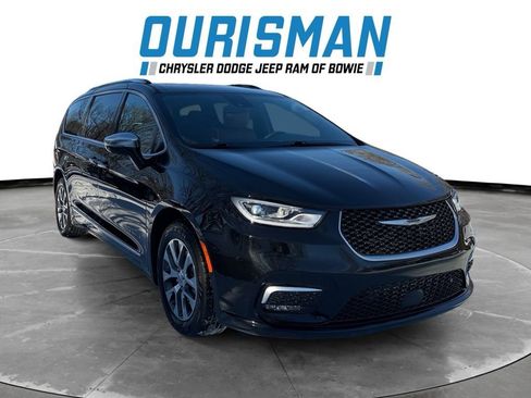 Used 2024 Chrysler Pacifica Pinnacle image 1