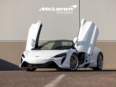 Used 2025 McLaren Artura Spider image 3