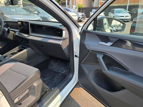 New 2026 Volkswagen Tiguan SE R-Line AWD/4WD image 10