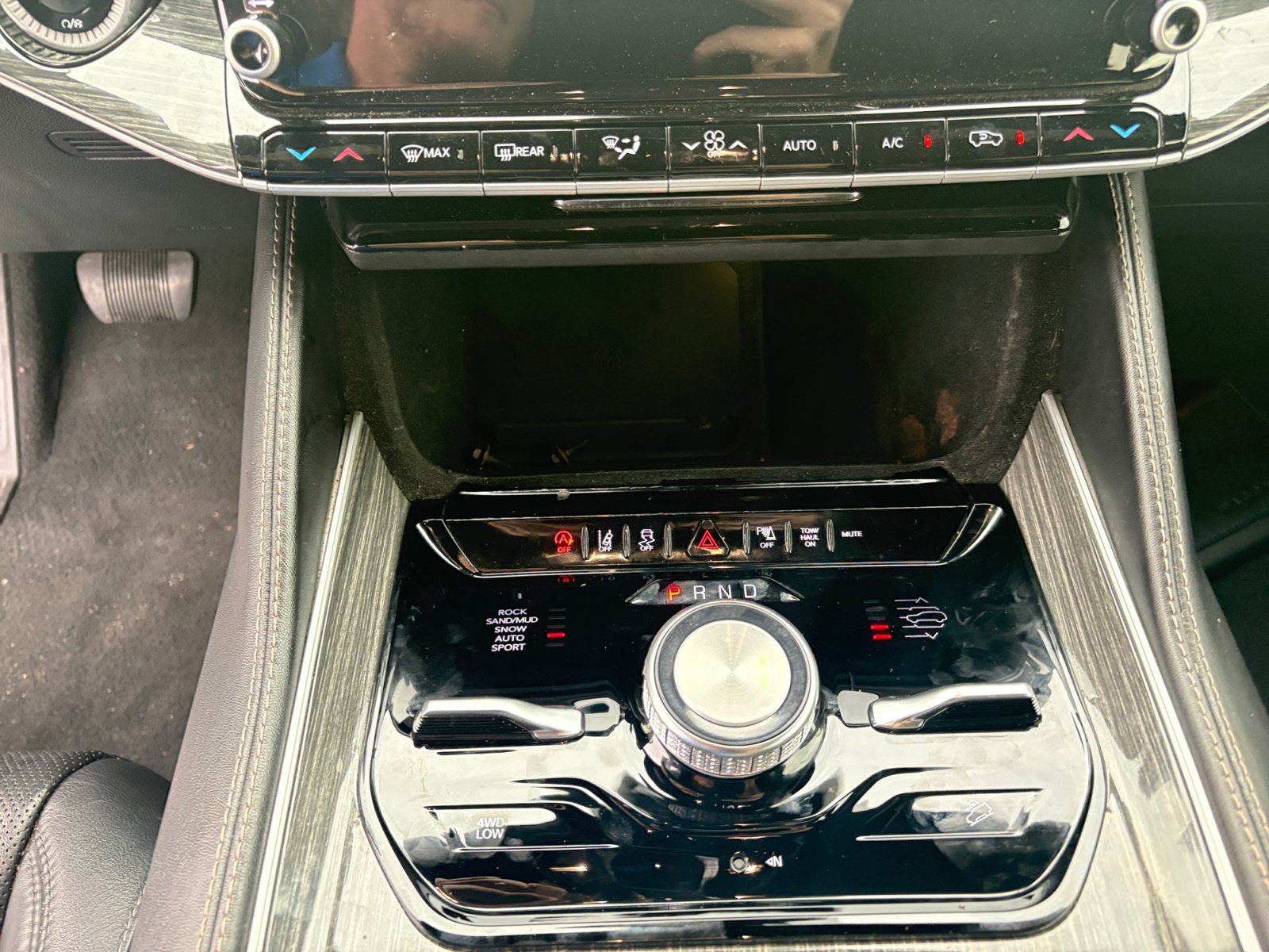 Certified 2022 Jeep Wagoneer Series III AWD/4WD image 19