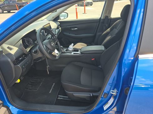 Used 2025 Nissan Sentra SV FWD image 5