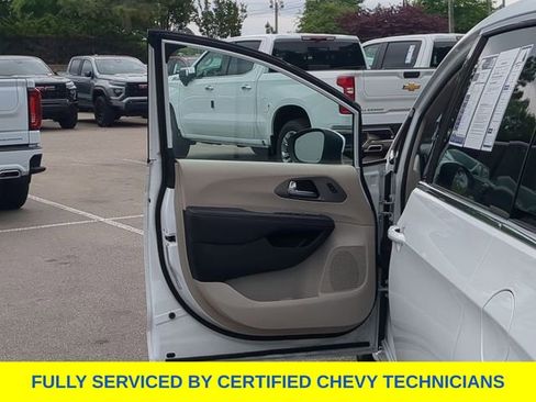 Used 2023 Chrysler Pacifica Touring-L FWD image 21