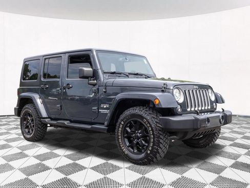 Used 2017 Jeep Wrangler Unlimited Sahara w/ Connectivity Group AWD/4WD image 12