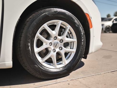 Used 2022 Chrysler Voyager LX image 15