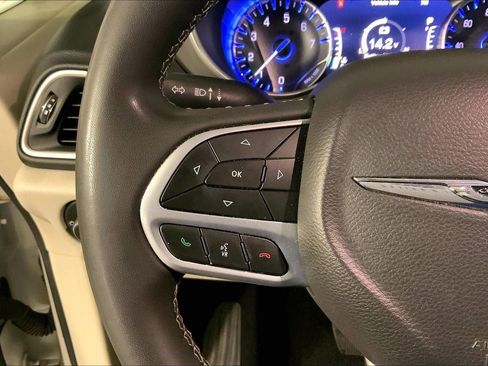 Used 2023 Chrysler Pacifica Touring-L FWD image 18