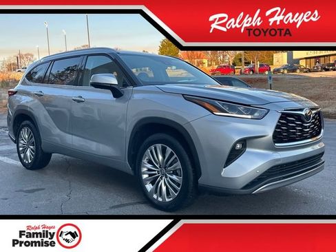 Used 2023 Toyota Highlander Platinum image 1