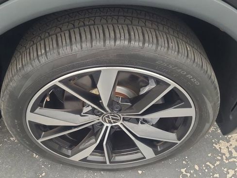 Used 2024 Volkswagen Tiguan SEL R-Line image 10