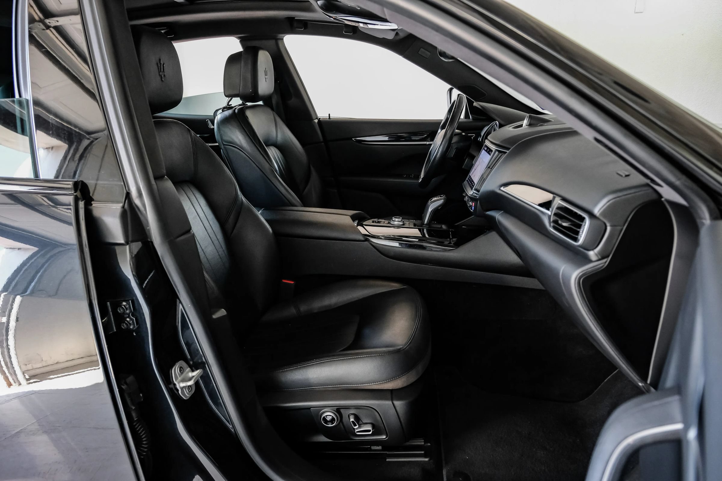 Used 2021 Maserati Levante AWD/4WD image 41