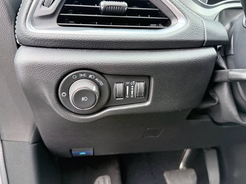 Used 2025 Chrysler Pacifica Limited FWD image 14