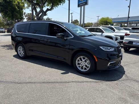 Used 2025 Chrysler Pacifica Select FWD image 7
