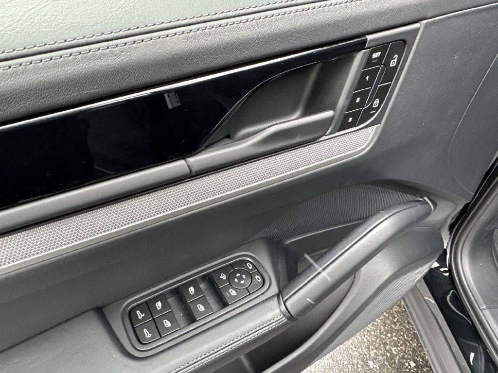 Used 2026 Porsche Cayenne Coupe AWD/4WD image 18