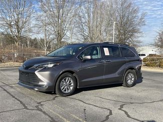 Used 2022 Toyota Sienna XLE video 1