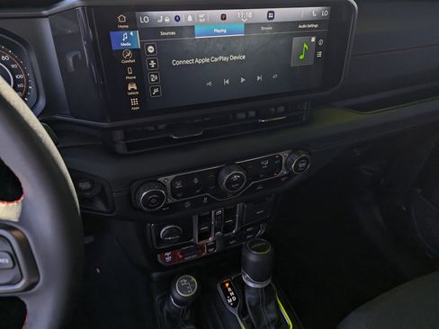 Certified 2024 Jeep Gladiator Rubicon w/ Convenience Group image 11