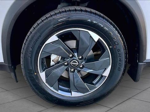 Certified 2025 Nissan Rogue SV image 10