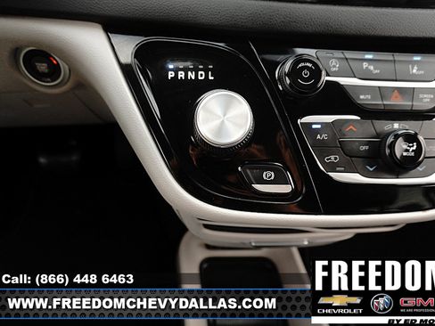 Used 2023 Chrysler Pacifica Touring-L FWD image 19
