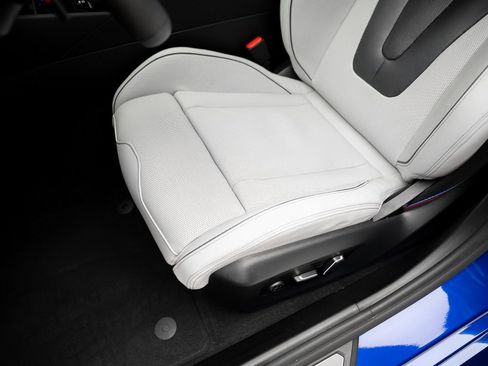 Used 2025 BMW M5 image 65