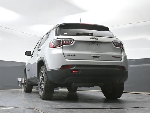 Used 2025 Jeep Compass Trailhawk AWD/4WD image 31