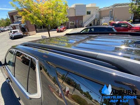 Used 2023 Chevrolet Traverse LT FWD image 9