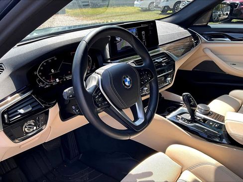 Certified 2023 BMW 530i w/ Premium Package image 18