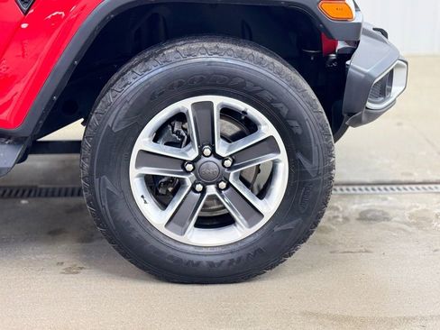 Used 2019 Jeep Wrangler Unlimited Sahara AWD/4WD image 4