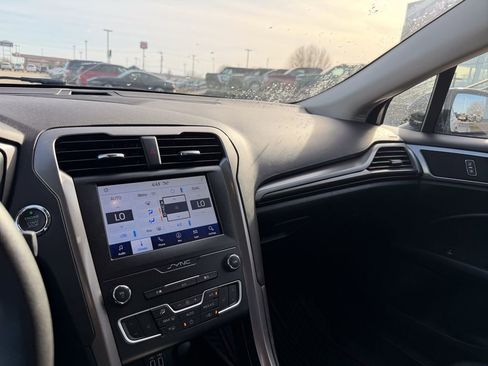 Used 2020 Ford Fusion SEL image 17