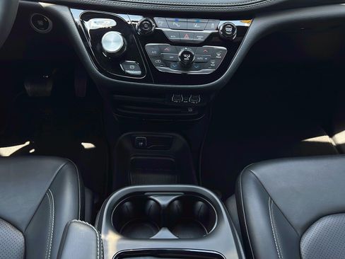 Used 2024 Chrysler Pacifica Limited w/ Uconnect Theater Family Group FWD image 17