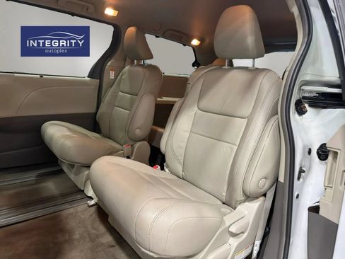 Used 2018 Toyota Sienna XLE w/ XLE Navigation Package FWD image 33