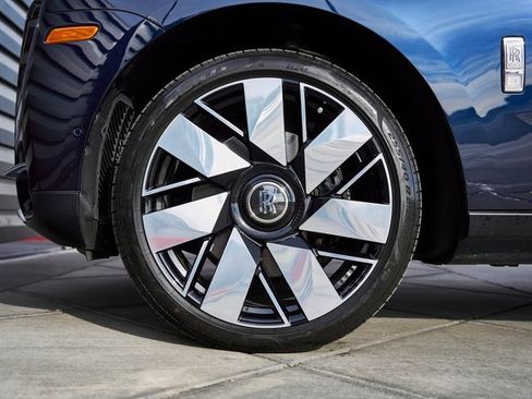 Used 2022 Rolls-Royce Cullinan w/ Cullinan Package image 3