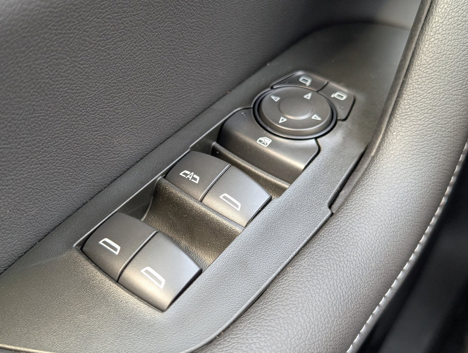 New 2026 Chevrolet Blazer LT w/ Convenience Package FWD image 19