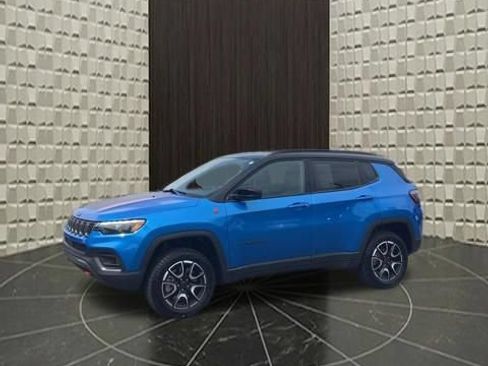 Certified 2025 Jeep Compass Trailhawk w/ Trailhawk Elite Group AWD/4WD image 12