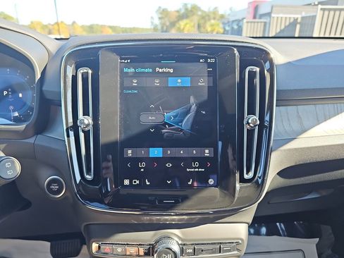 Used 2025 Volvo XC40 B5 Plus image 29