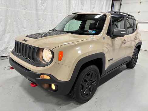 Used 2017 Jeep Renegade Trailhawk AWD/4WD image 3