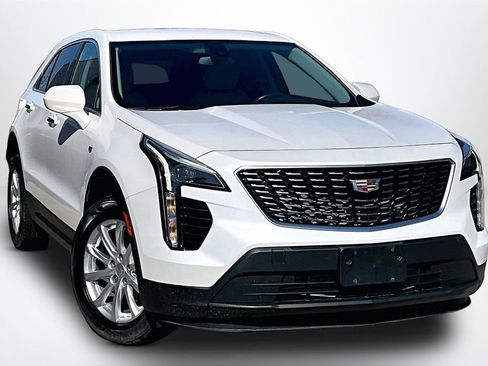 Used 2019 Cadillac XT4 Luxury w/ Trailering Package FWD image 3