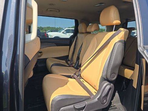 Used 2022 Kia Carnival LX FWD image 6